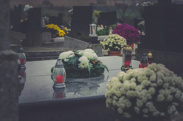 Velas Ardentes Flores Crisântemo Símbolos Outros Adornos Sepulturas Cemitério Durante — Fotografia de Stock