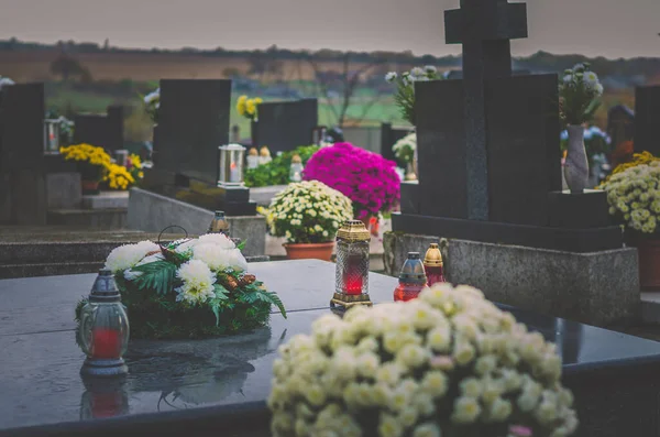 Velas Ardientes Flores Crisantemo Símbolos Otros Adornos Tumbas Cementerio Durante —  Fotos de Stock