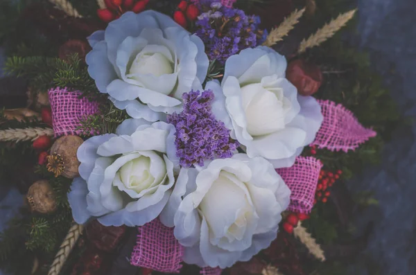 すべての聖人の日の間に墓地に墓に花のカラフルな花の装飾 — ストック写真