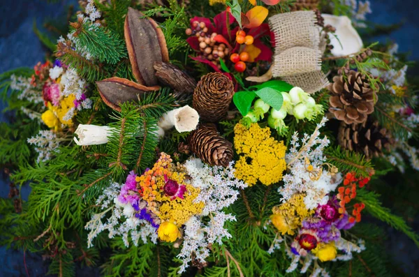 Colorida Decoración Simbólica Flores Pinos Tumbas Cementerio Durante Día Todos — Foto de Stock