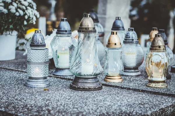 Encender Velas Linternas Sobre Tumbas Cementerio —  Fotos de Stock