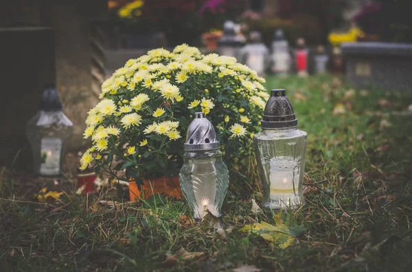 Velas Decoração Floral Flores Crisântemo Amarelo Sepulturas Cemitério Durante Dia — Fotografia de Stock