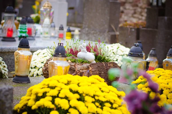 在墓地的墓碑上燃放蜡烛 黄菊花和丧葬宗教装饰品 — 图库照片