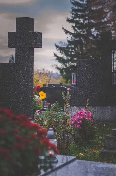 Kreuz Grab Und Sonnenuntergang Auf Dem Friedhof — Stockfoto