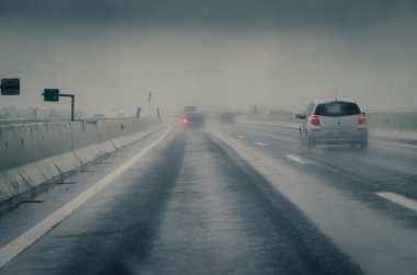 sisli ve yağışlı yol
