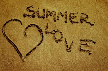 kalp ve yaz de kuma çizilmiş sever
