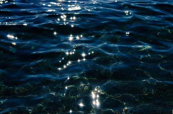Поверхность воды ночью — стоковое фото