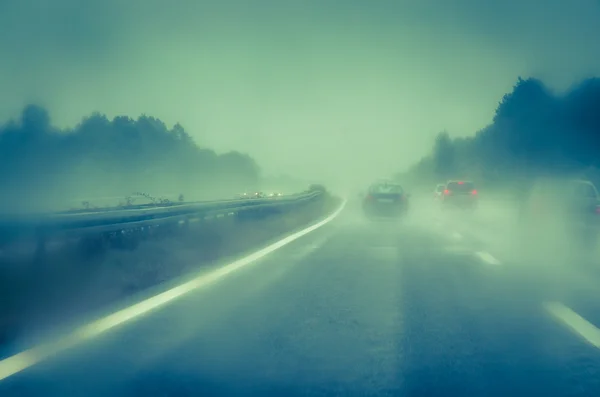 Brouillard et pluie sur l'autoroute — Photo