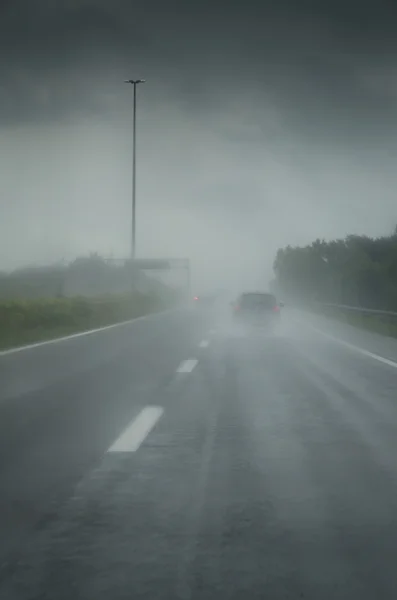 Brouillard et pluie sur un itinéraire — Photo