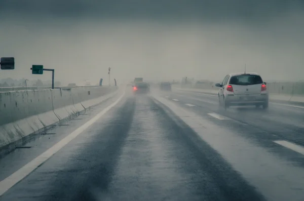 Dimmigt och regnigt road — Stockfoto