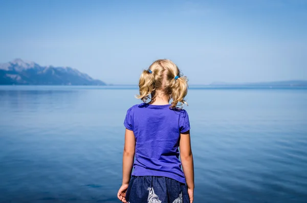 Menina olhando para o mar — Fotografia de Stock