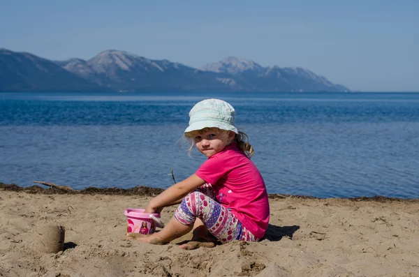 Kind op strand — Stockfoto