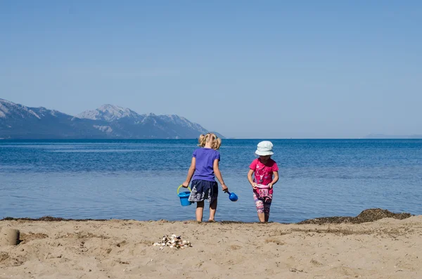 Children on beach — Zdjęcie stockowe