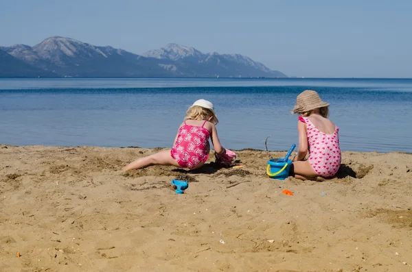 Flickor leker på stranden — Stockfoto