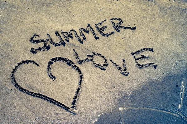 Сердце и лето любовь слова, обращенные в песок — стоковое фото