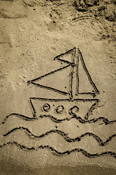 Лодку затащили в песок — стоковое фото