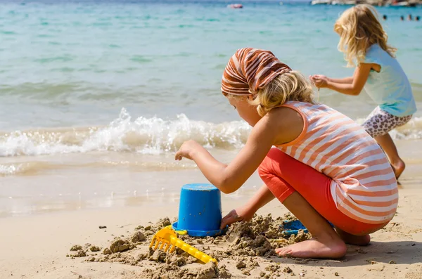 Szczęśliwe dzieci na plaży — Zdjęcie stockowe