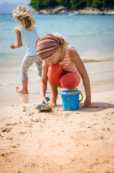 Plaj oynayan çocuk — Stok fotoğraf