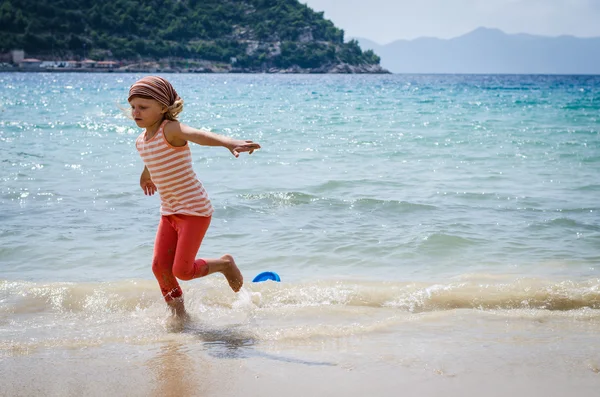 Niño corriendo en el agua —  Fotos de Stock