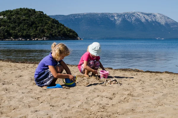 Girls playing on beach — Stock Photo, Image