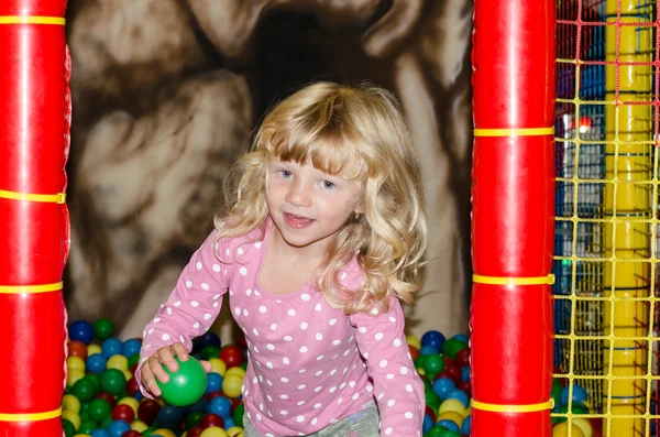 Chica rubia feliz con bolas de colores — Foto de Stock
