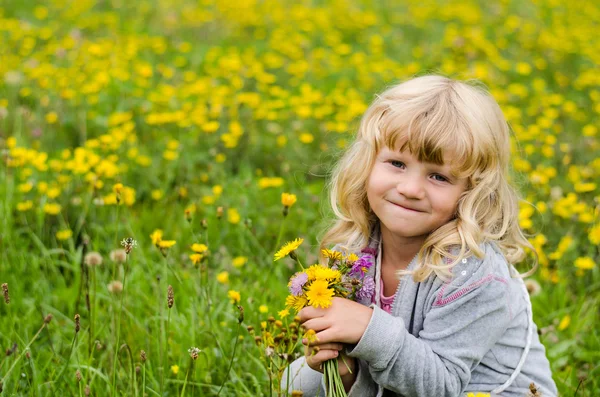 Blondes Mädchen auf Wiese — Stockfoto