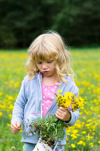 Blondes Mädchen auf Wiese — Stockfoto