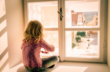 tek başına oturan kız