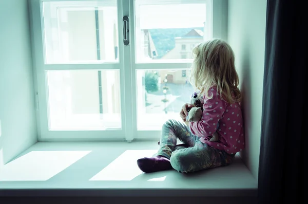 Mädchen sitzt allein — Stockfoto