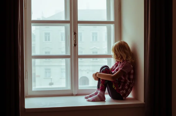 Flicka sitter ensam — Stockfoto