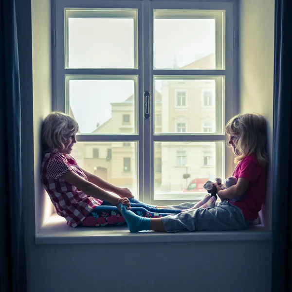 Dos chicas felices jugando — Foto de Stock