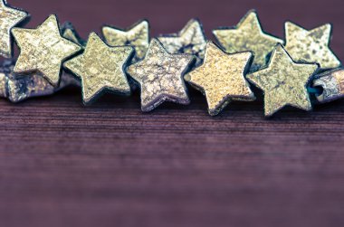 Mor arka plan üzerinde yıldız