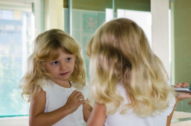 Uzun saçlı sarışın kız.