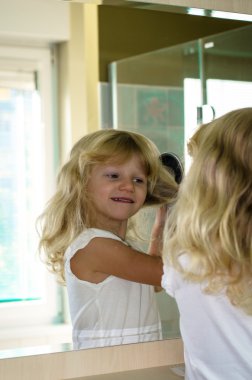 sarışın kız fırçalama saç