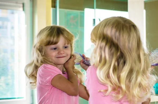 Chica rubia cepillando el cabello —  Fotos de Stock
