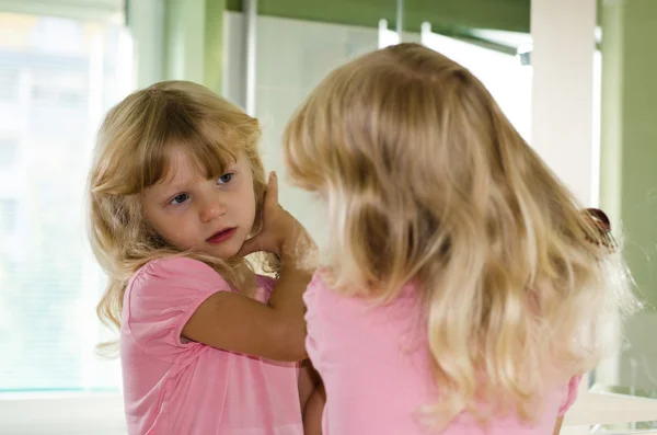 Blond girl brushing her hair — Stock Photo, Image