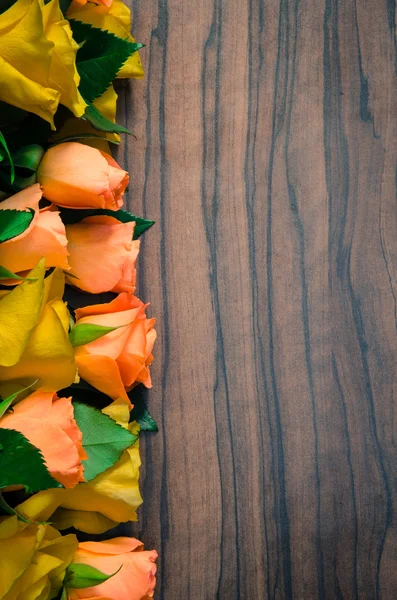 Amarelo e laranja sobre fundo de madeira — Fotografia de Stock