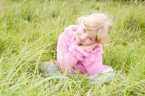 Chica rubia en el prado — Foto de Stock