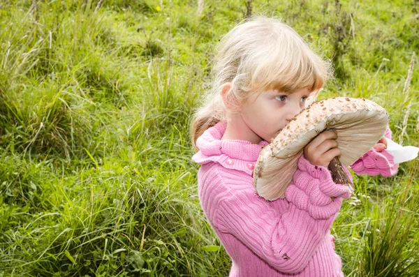 Girl with mushroom — Stock Photo, Image