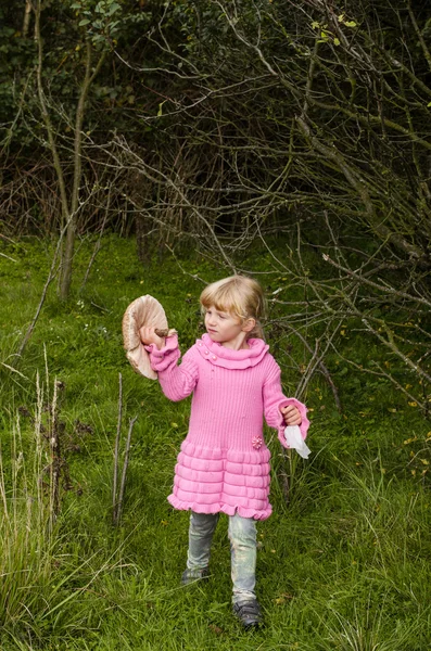 Girl with mushroom — Stock Photo, Image