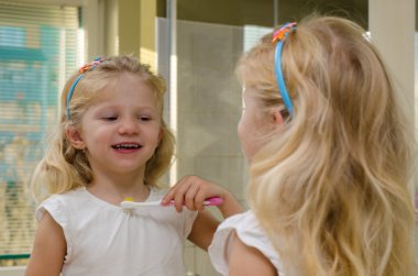 sarışın kız diş fırçalama