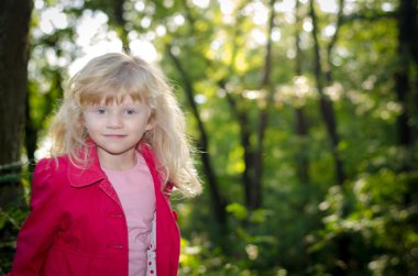 Kırmızı ceketli sarışın kız