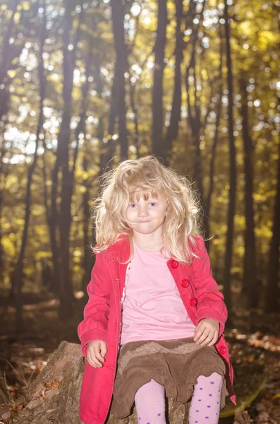 Blondes Mädchen im roten Mantel — Stockfoto