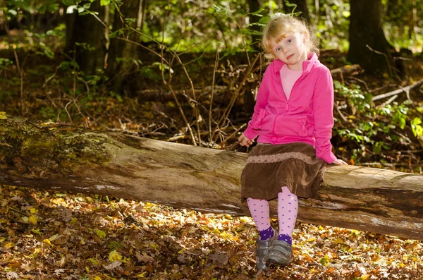 Menina loira em Forrest — Fotografia de Stock