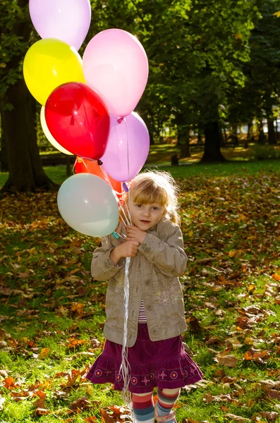 Mädchen mit Luftballons — Stockfoto