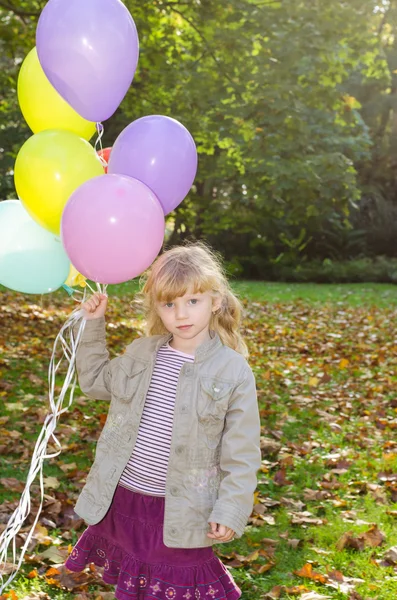 Dívka držící balónky — Stock fotografie
