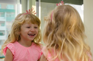 sarışın kız gülerek 