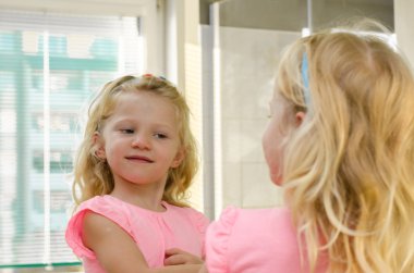 Aynadaki sarışın kız