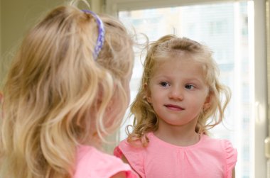 Aynadaki sarışın kız