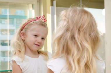 Aynadaki sarışın kız